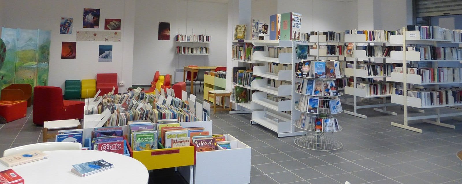 Intérieur de la bibliothèque des Roches Villefontaine