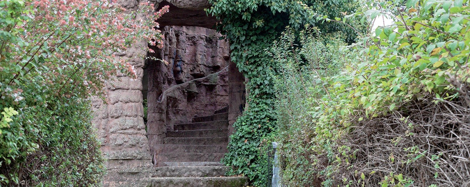 Grotte menant à la passerelle du lycée Léonard de Vinci